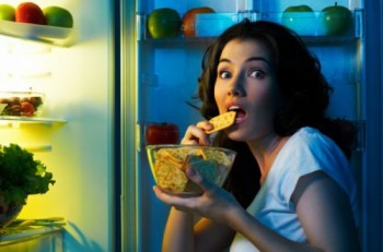 Is It OK to Eat Carbs & Calories At Night?