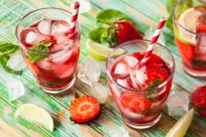 Light & Natural Low-Calorie Summer Drinks