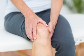 5 Signs of Knee Pain to Discuss with Your Doctor